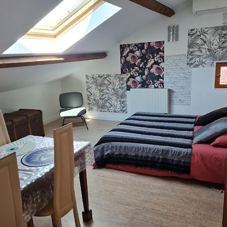 Espace Beleverte Bussiere 1 Tamaris Appartement Meuble De 2 Chambres Oullins Eksteriør bilde